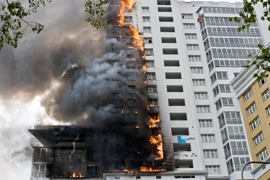 Горит новый дом. Пожары в жилых зданиях. Горящий многоэтажный дом. Пожар многоэтажка. Пожар фасада.