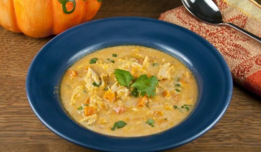Куриный суп пюре с тыквой. Тыквенный суп-пюре с курицей. суп с тыквой и картофелем. суп с тыквой и курицей. суп пюре с тыквой и курицей.