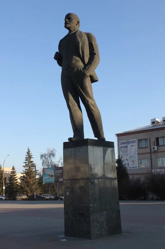 Новокубанск ленина. Памятник Ленину в Острогожске. Острогожск площадь Ленина. Острогожск памятник Ленина скульптор. Площадь Ленина в городе Острогожск.