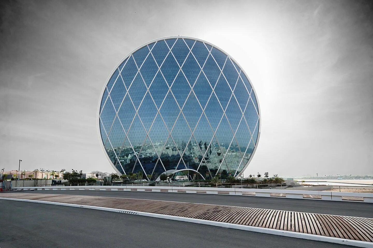 Кольцевое здание. Небоскреб «Aldar hq” в Абу Даби. Aldar Headquarters building (Абу-Даби, ОАЭ, 2010). Небоскреб Aldar hq . Абу Даби, ОАЭ.. Абу Даби круглое здание.