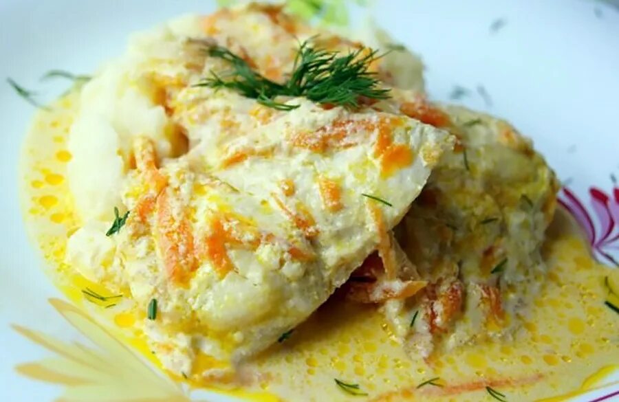 Филе минтая тушеное. Минтай под маринадом из моркови и лука классический. Тушеная рыба минтай. Как потушить филе минтая. Как потушить филе минтая.