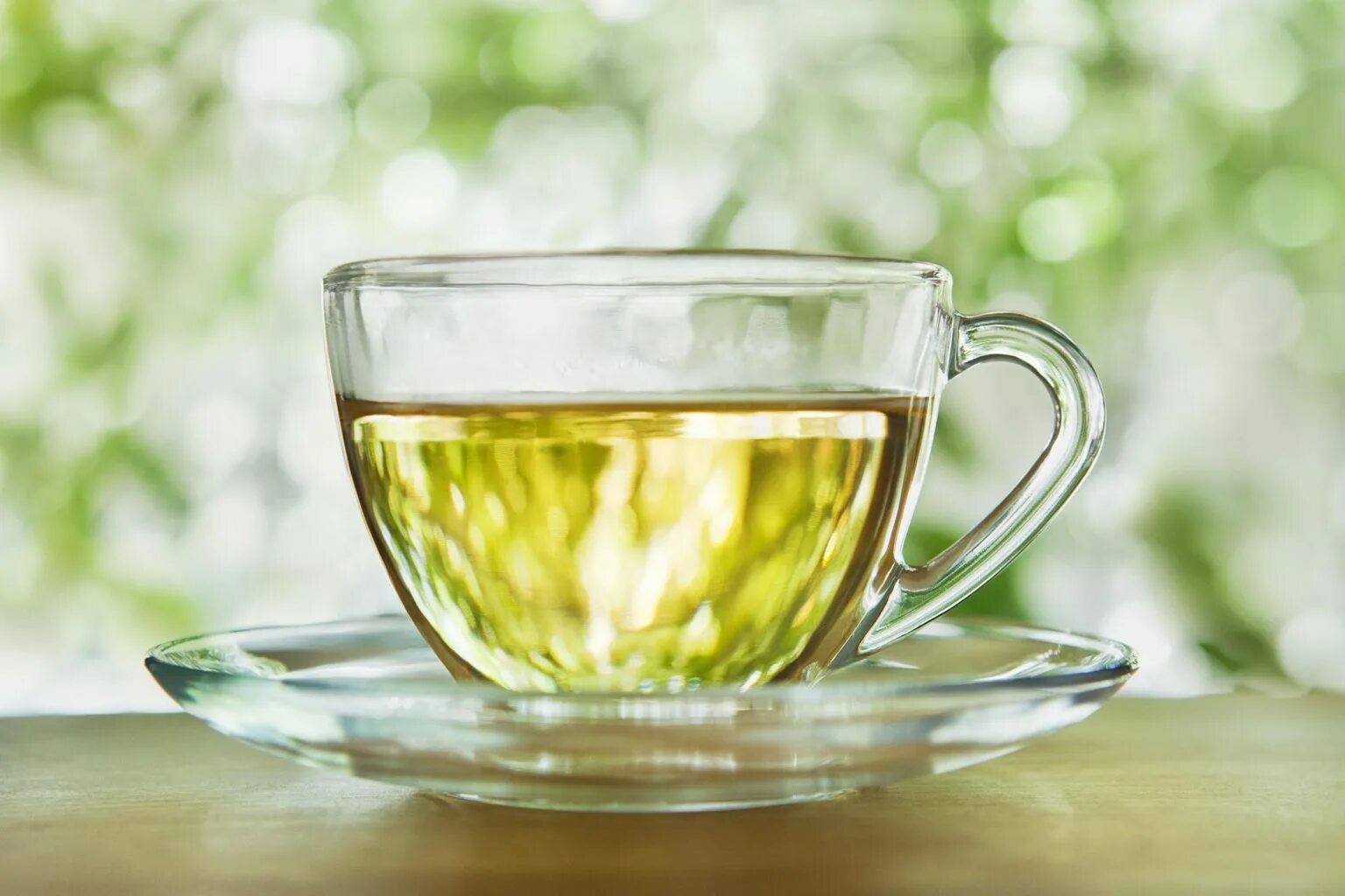 Зеленый чай. Чай на зелёном фоне. Зеленый чай в кружке сверху. Green Tea прозрачная Cup.