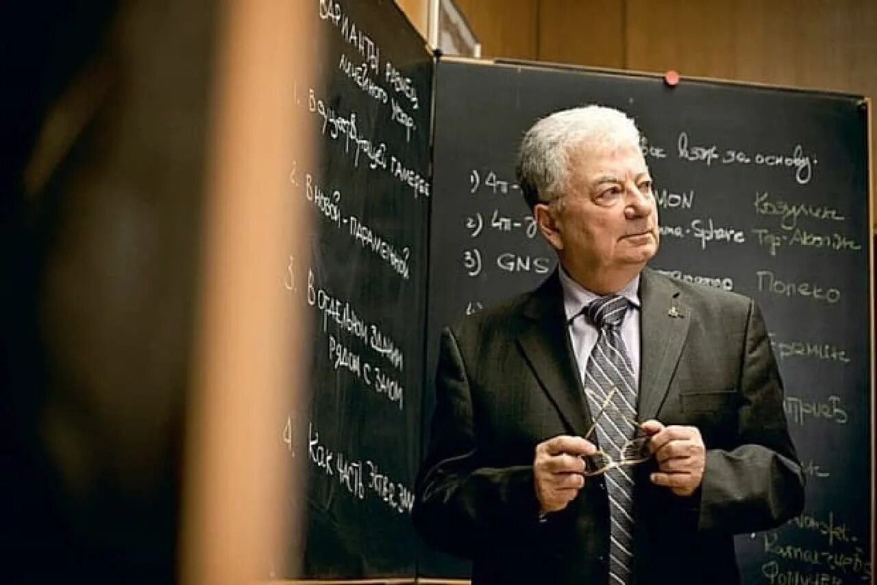 Физик теоретик. Замолодчиков александр михайлович. Ученые физико математических наук. Тимашев сергей федорович. Физмат науки.