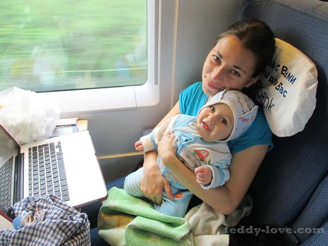 Ребенок едет на поезде с бабушкой. Путешествие с младенцем на поезде. Путешествие с детьми на поезде. Поезда для детей. Грудные дети в поезде.