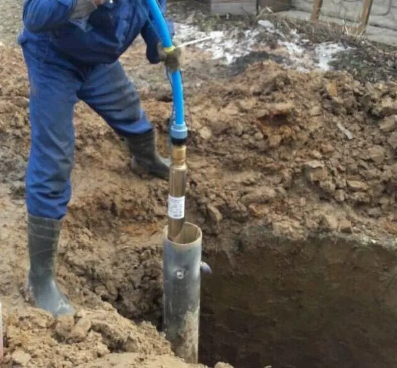 Монтаж насоса в скважину. Крепление погружного насоса в скважине. Монтаж погружного насоса в скважину. Скважина под глубинный насос. Собрать скважину