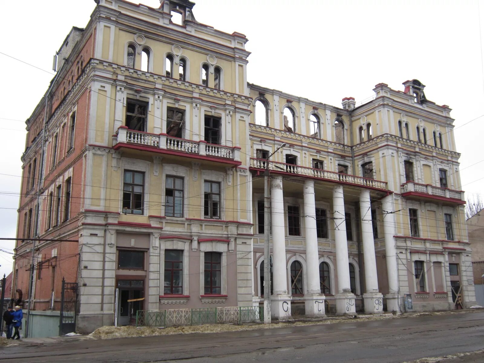 Луганск здания. Гостиница октябрь луганск. здания луганска. краеведческий музей луганск. архитектура луганска.