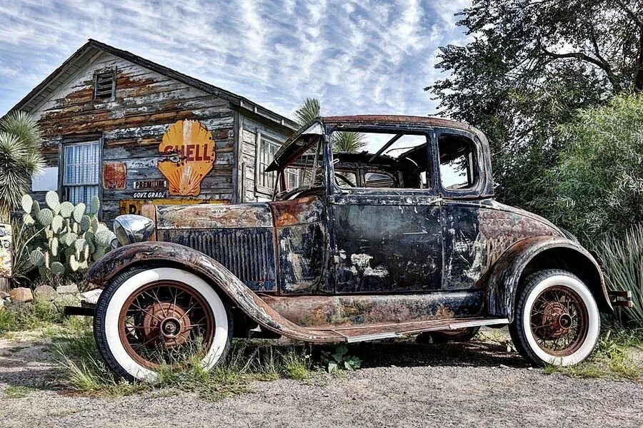 Ржавая машина. Старая ржавая машина. Ford 1949 заброшенный. Кладбище автомобилей. Как найти старый автомобиль.