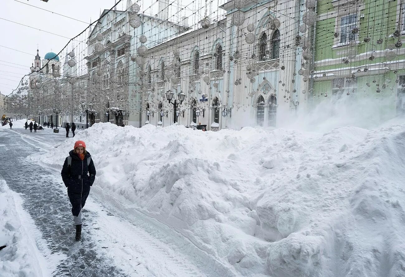 Засыпаны снегом ели. Снегопад в Москве 13 февраля 2021. Сугробы в Москве 2022. Сильный снегопад в Москве 2021. Сугробы в Москве.