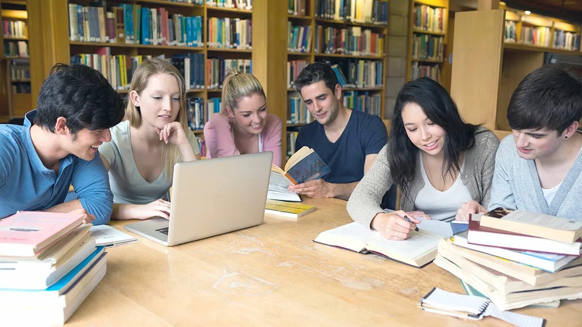 Библиотека студента. Студенты в библиотеке. Люди в библиотеке. Молодежь в библиотеке. Студенческая библиотека.