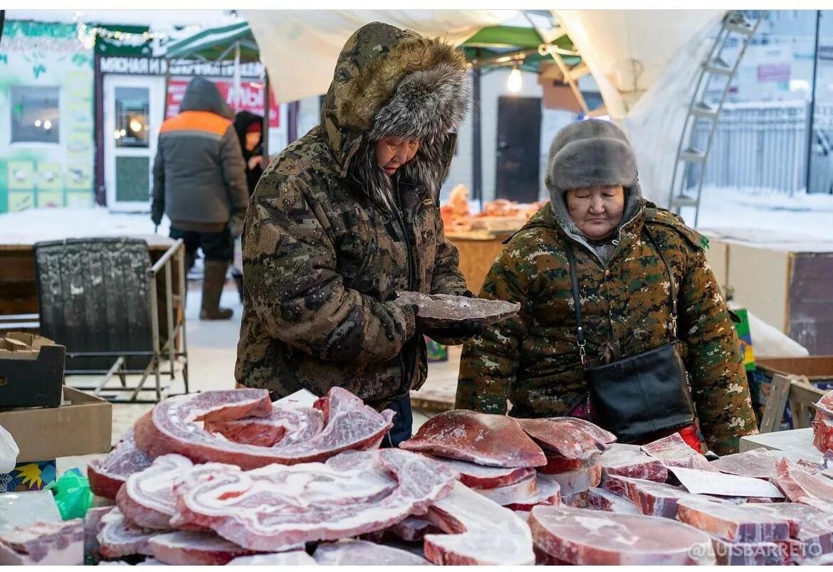 Якутск рынок. Рынок в Якутии. Базар в Якутске. Рынок Якутск Мороз.