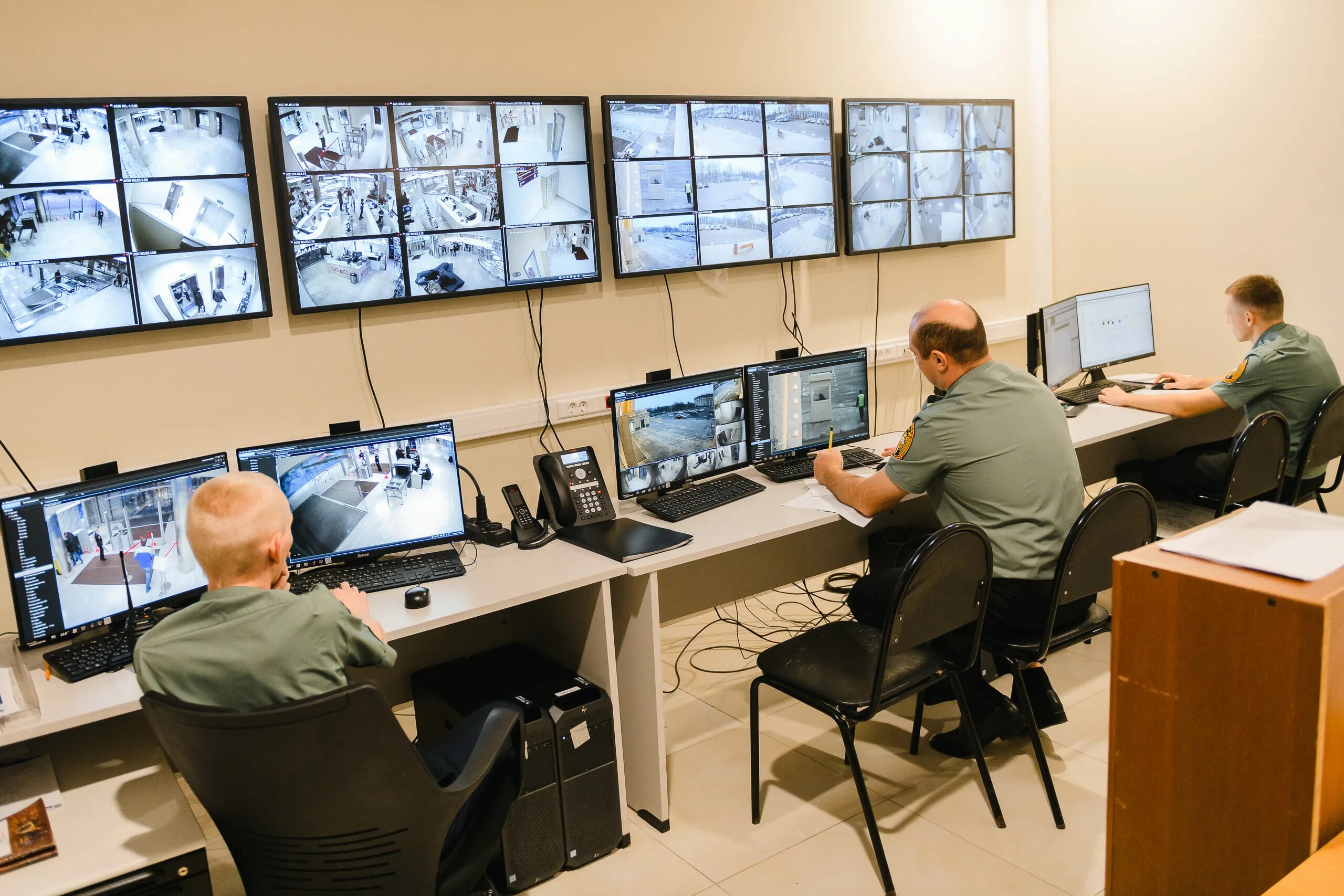 Злая охрана. Частная охрана. Охранник. Надежная охрана. Контроль за безопасностью.