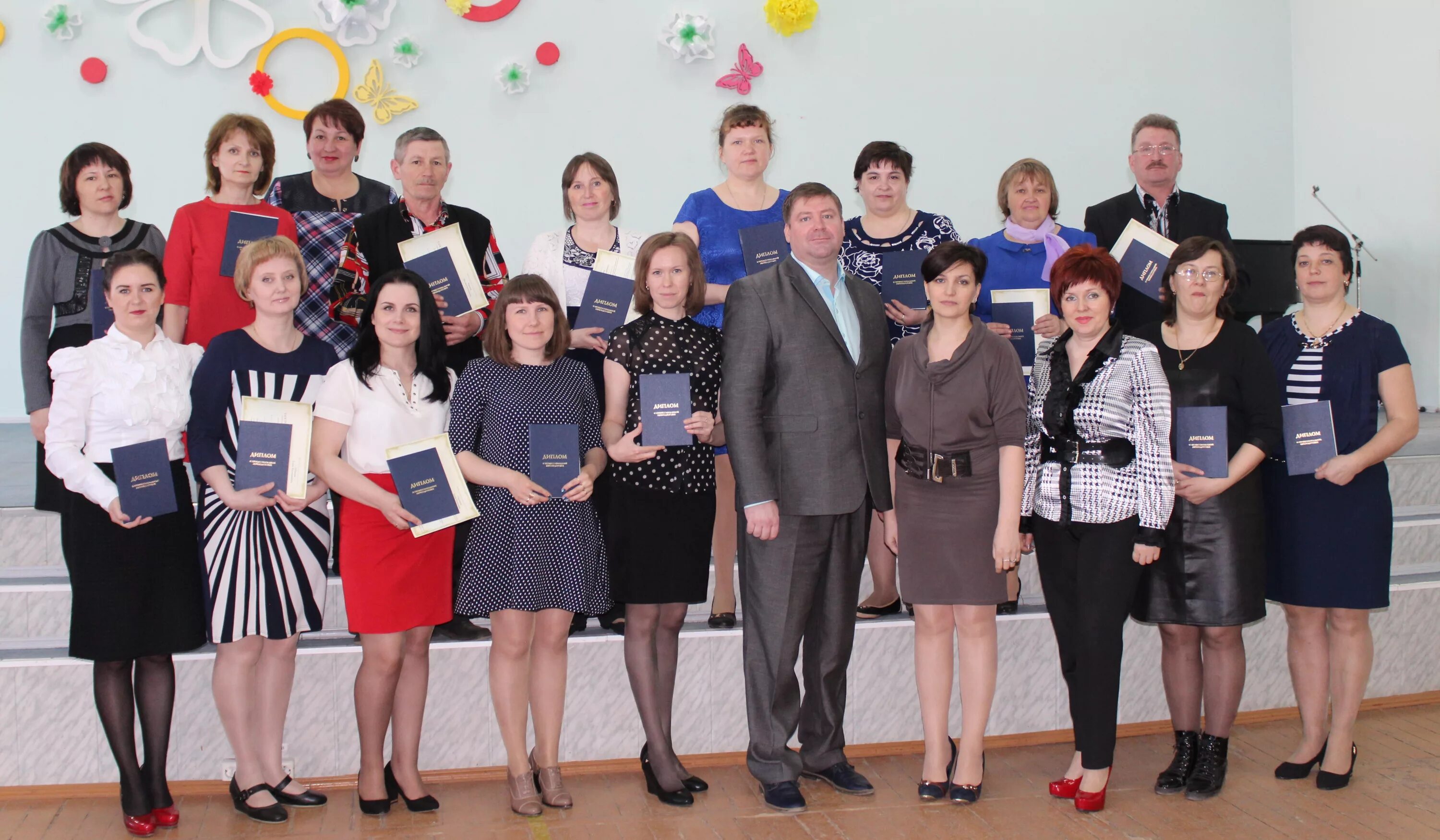 Колледж на воспитателя детского сада. Учитель русского языка и литературы. Коллектив воспитателей детского сада. Нкпит ноябрьск афтшкола. Колледж ушинского гатчина.