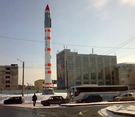 Ракета сибгау красноярск. Ракета в красноярске памятник. Космос-3м ракета-носитель. Ракета около аэрокоса красноярск. Ракета красноярск.