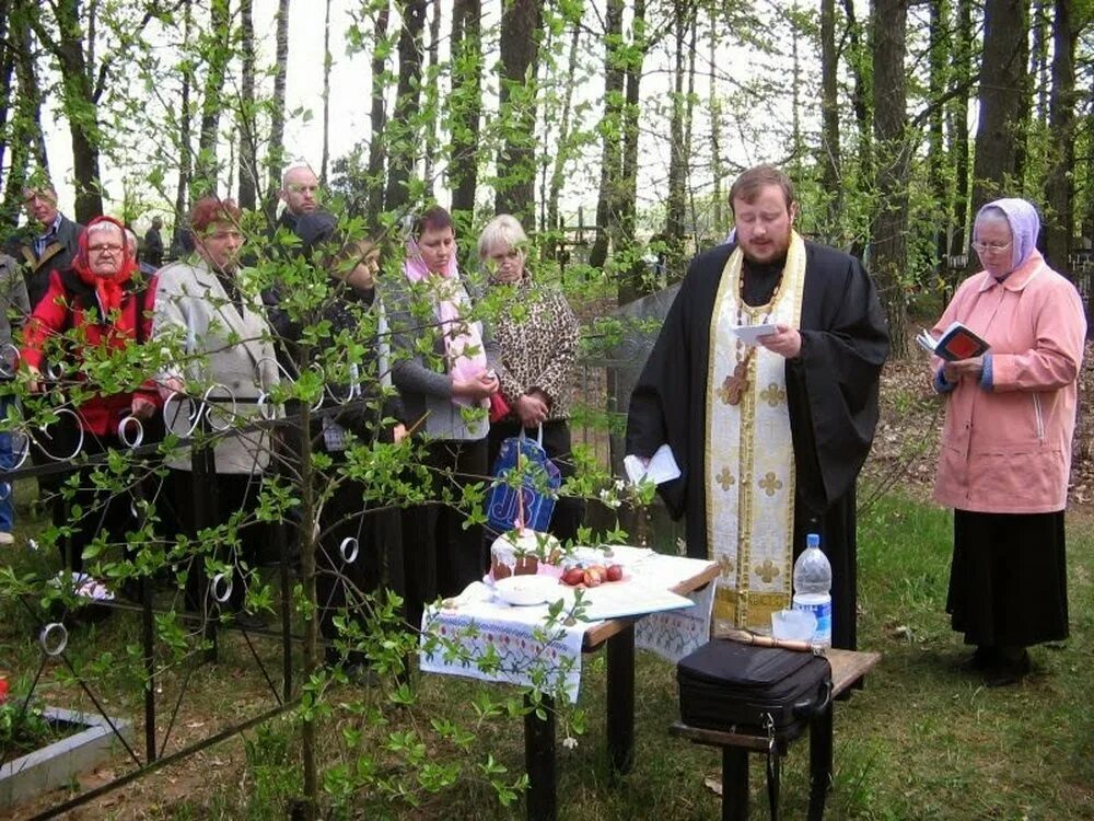 Что делают на родительском дне. Родительский день на кладбище. Радоница. Радоница на кладбище. Поминовение усопших на кладбище.