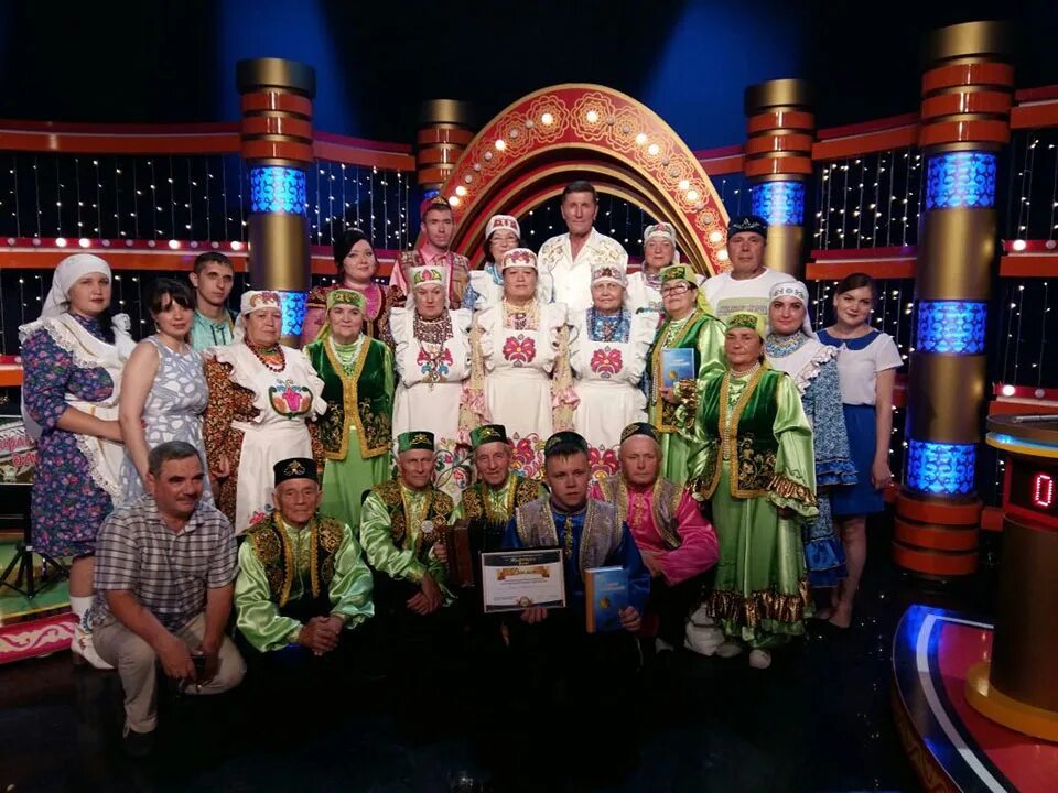 Песня жырлыйк дуслар. Жырлыйк эле последний выпуск. Песня жырлыйк дуслар. Ведущие программы жырлыйк эле. Фон для афиши жырлыйк эле.