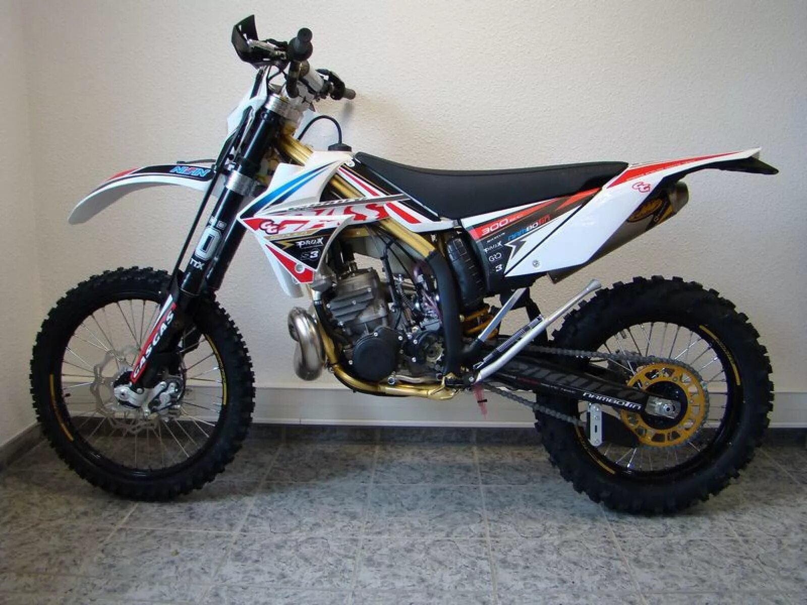 Газ газ эндуро 300. Gasgas ec 300 2t. gas gas ec300. gas gas ec300 2011. gas gas 300 2t.