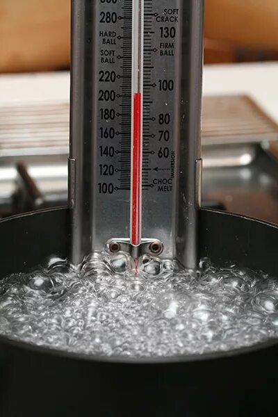 Кипение воды. Кипящая вода. Кипящая вода вид сверху. Кипячение воды термометр.