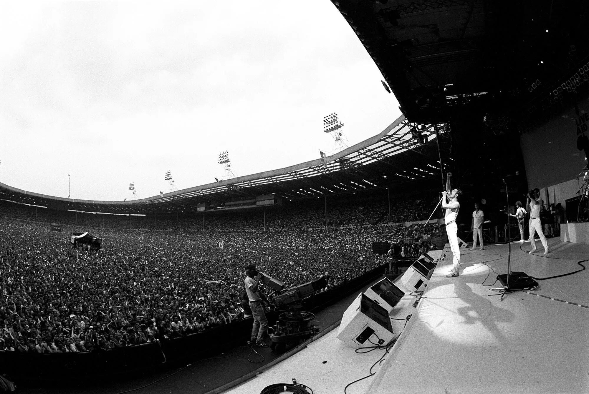 Концерт квин на стадионе. Концерт Фредди Меркьюри на стадионе Уэмбли в 1986. Фредди Меркьюри на стадионе Уэмбли 1985. Концерт Квин Уэмбли 1985. Концерт Фредди Меркьюри на стадионе Уэмбли.