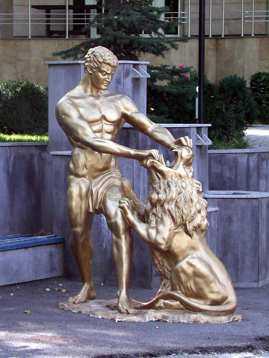 Симон раздеращий пасть лв. Геракл разрывающий пасть льву скульптура.