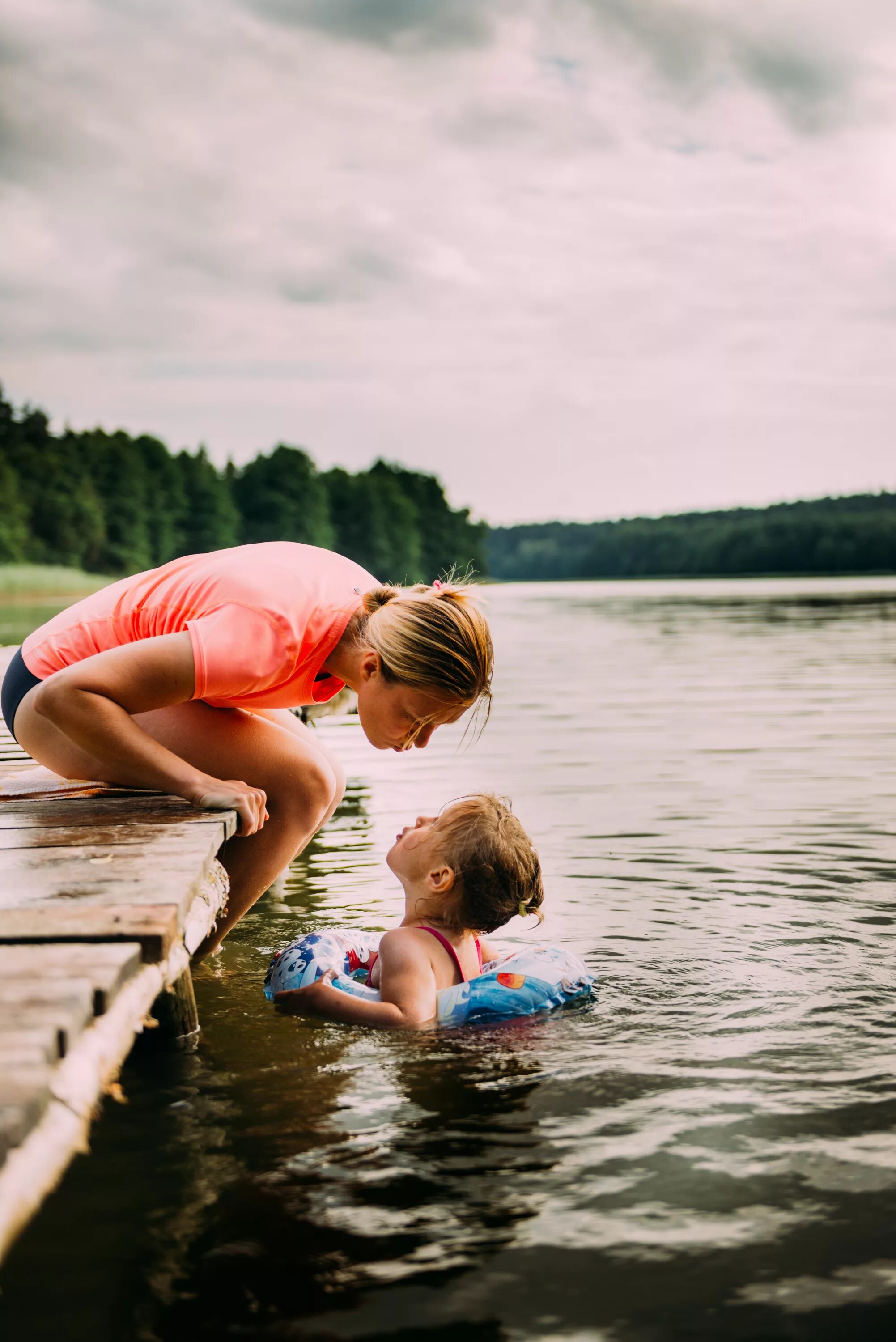 Lake boys. Река для детей. Лето речка. Летом на речке. Дети купаются в реке.