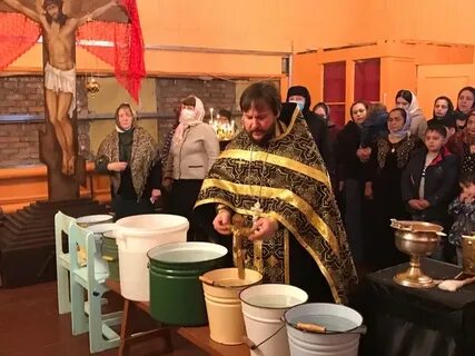 Служба в храме солунского