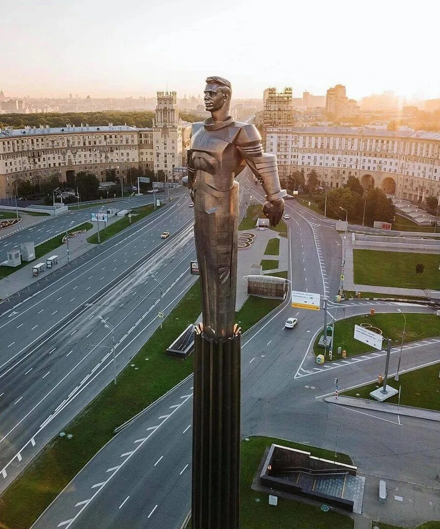 Памятник Гагарину на Ленинском проспекте. Памятник Юрию Гагарину в Москве. Памятник Гагарину Ленинский Ленинский проспект. Памятник Юрию Гагарину на площади Гагарина. Москва гагарин с пересадками