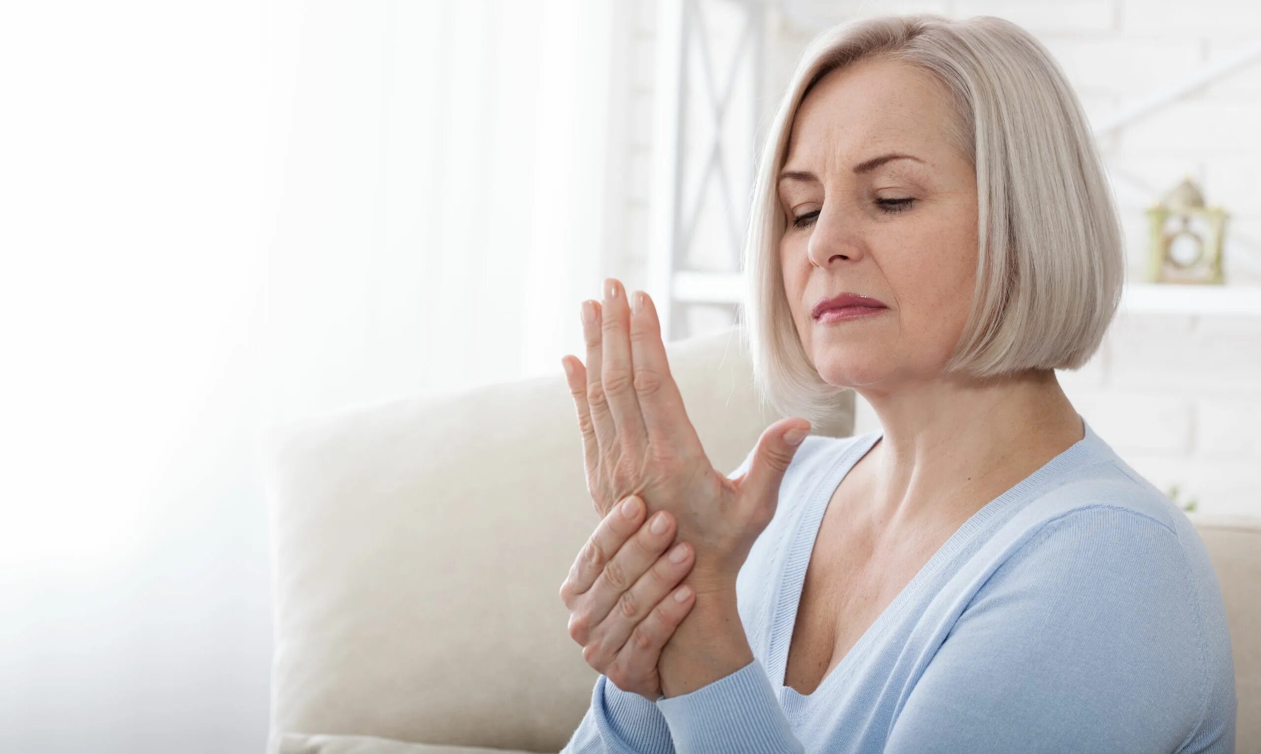 Боли в постменопаузе. Женщина 50 лет климакс. Руки женщины 50 лет. Что такое менопаузы у женщин. Боль в руке.