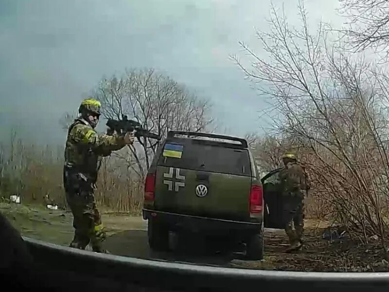 Военные останавливают машины. Украинские женщины военные. Машины ВСУ. Украинские военные стреляют.