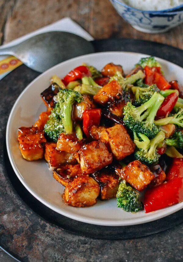Блюдо с тофу Китай. Шао тофу китайское блюдо. Тофу с овощами. Жареный тофу.