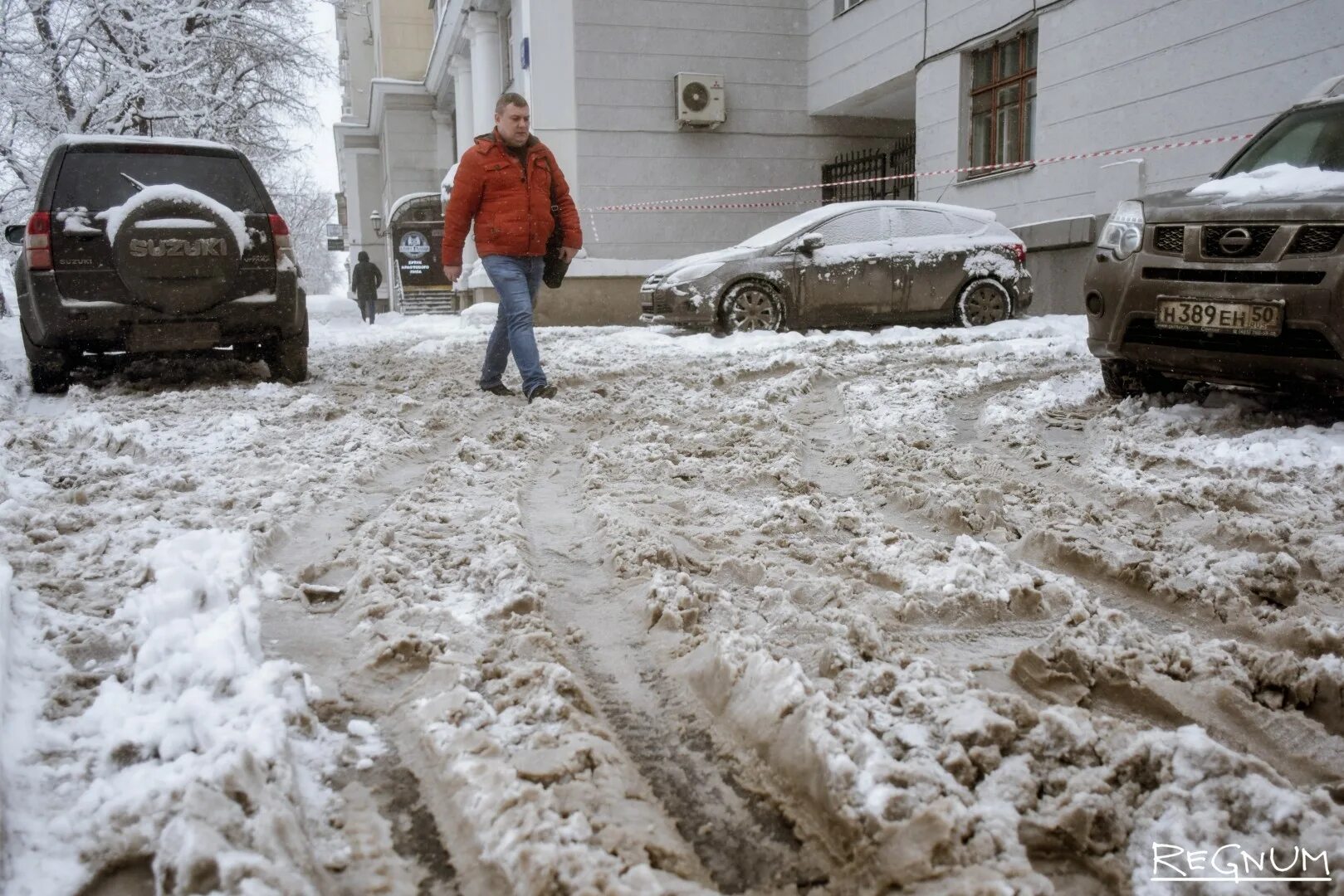 После снегопада. МКАД после снега. Тротуары и остановки Москвы снегопад. После снега весной в городе. Сегодня снег пришел