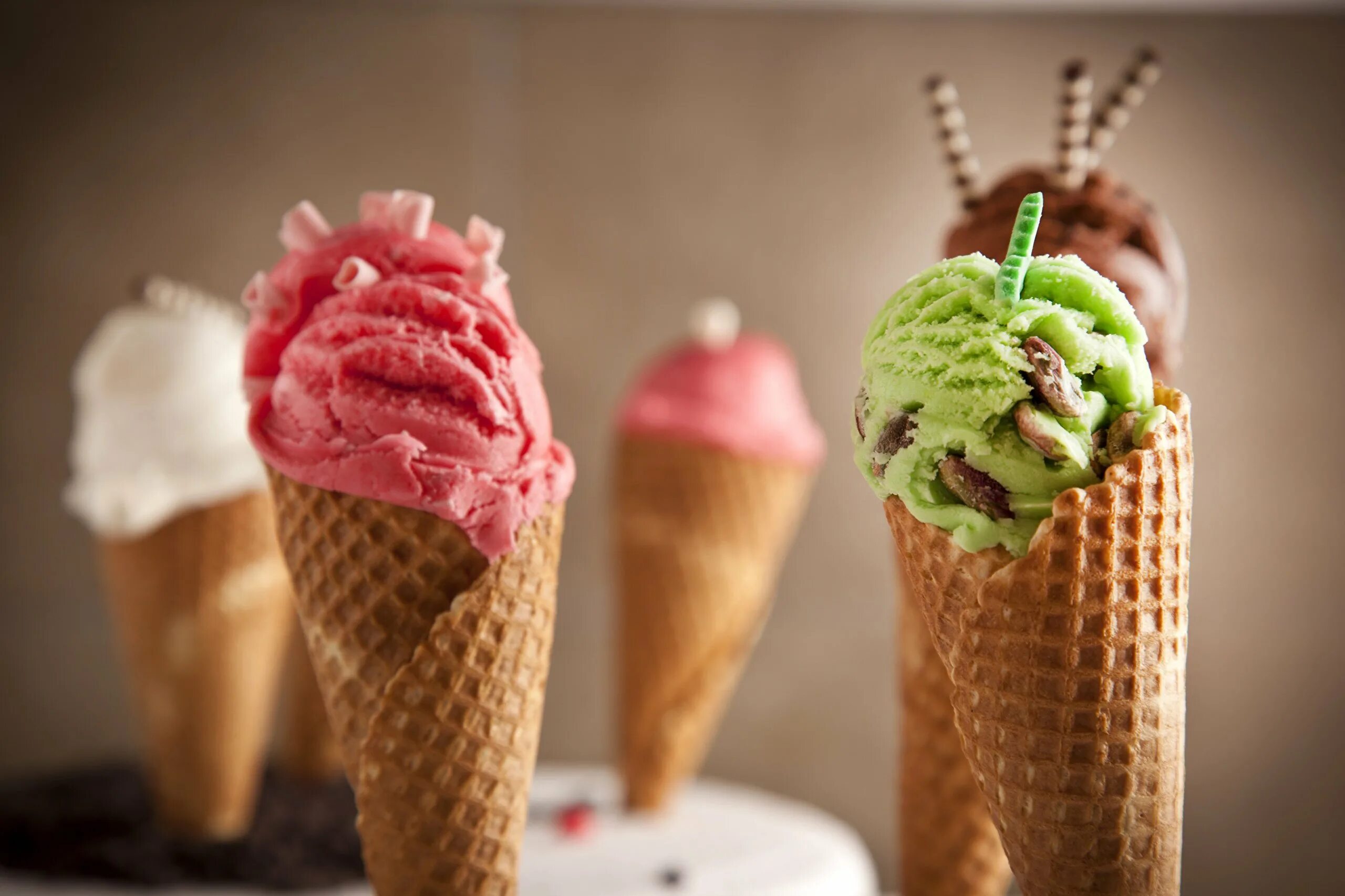 Ice cream мороженое. Мороженое айс крим. фисташковое мороженое рожок. ice cream ice cream мороженщик. джелато в рожке.