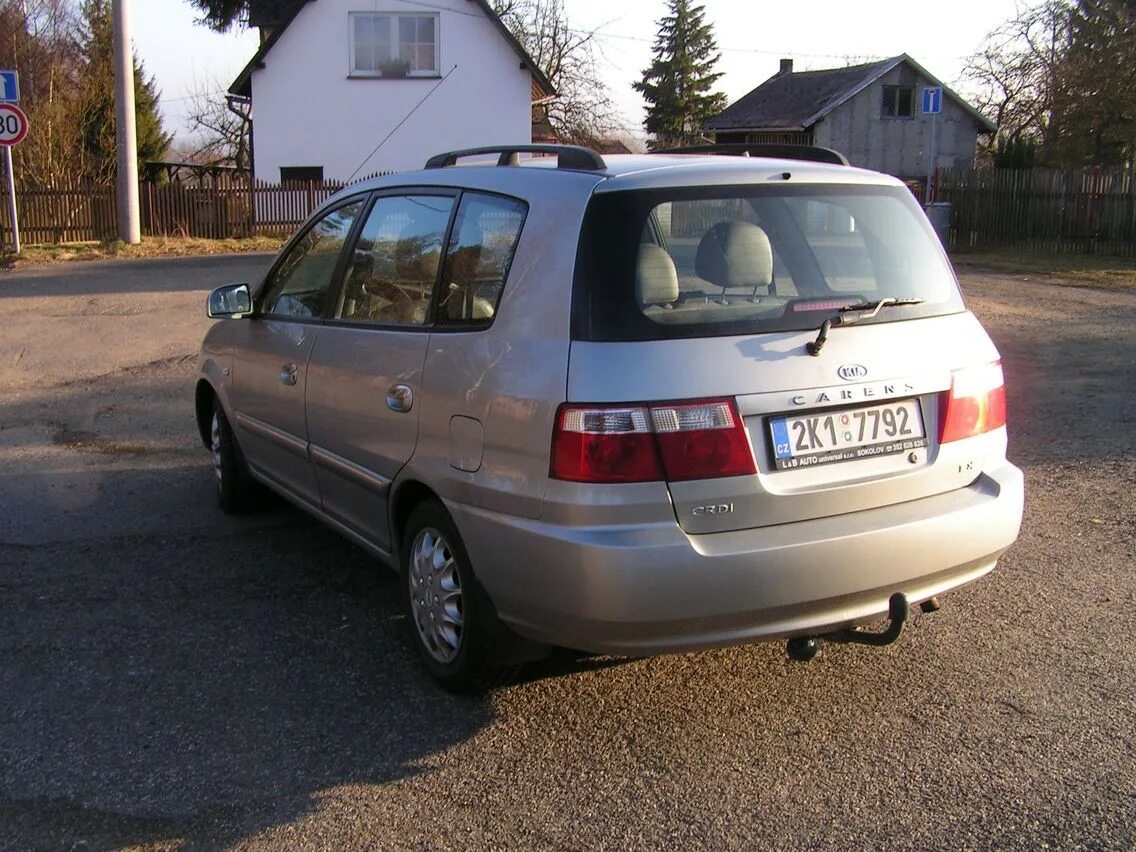 Kia carens 2. Киа Каренс 1 поколения. Kia Carens 2 поколение, 2006. Kia Carens 1.8 2004.