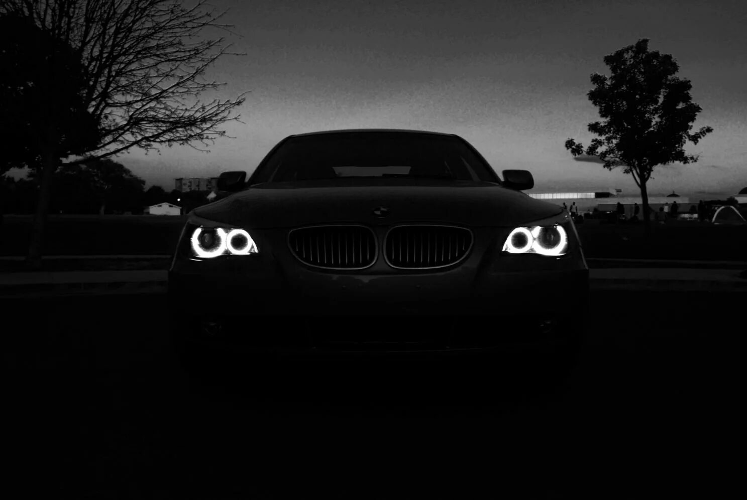 Черная машина перед. БМВ е60 в темноте. БМВ f10 в темноте. BMW m5 e60 в темноте. BMW 5 e60 в темноте.
