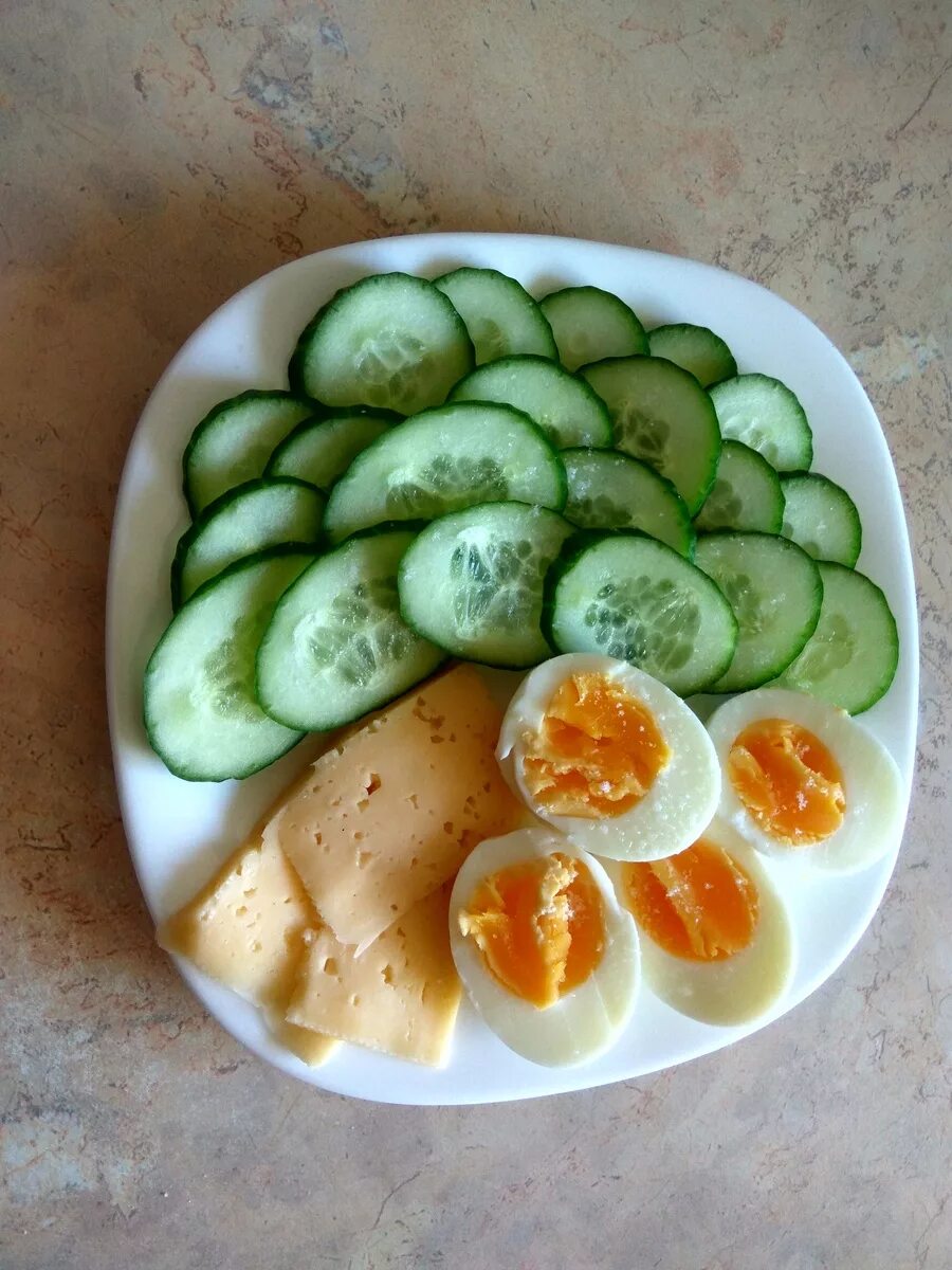 хлебец с сыром и огурцом. сыр и огурец. сыр и огурец. бутерброд с сыром и огурцом. огурец на тарелке.