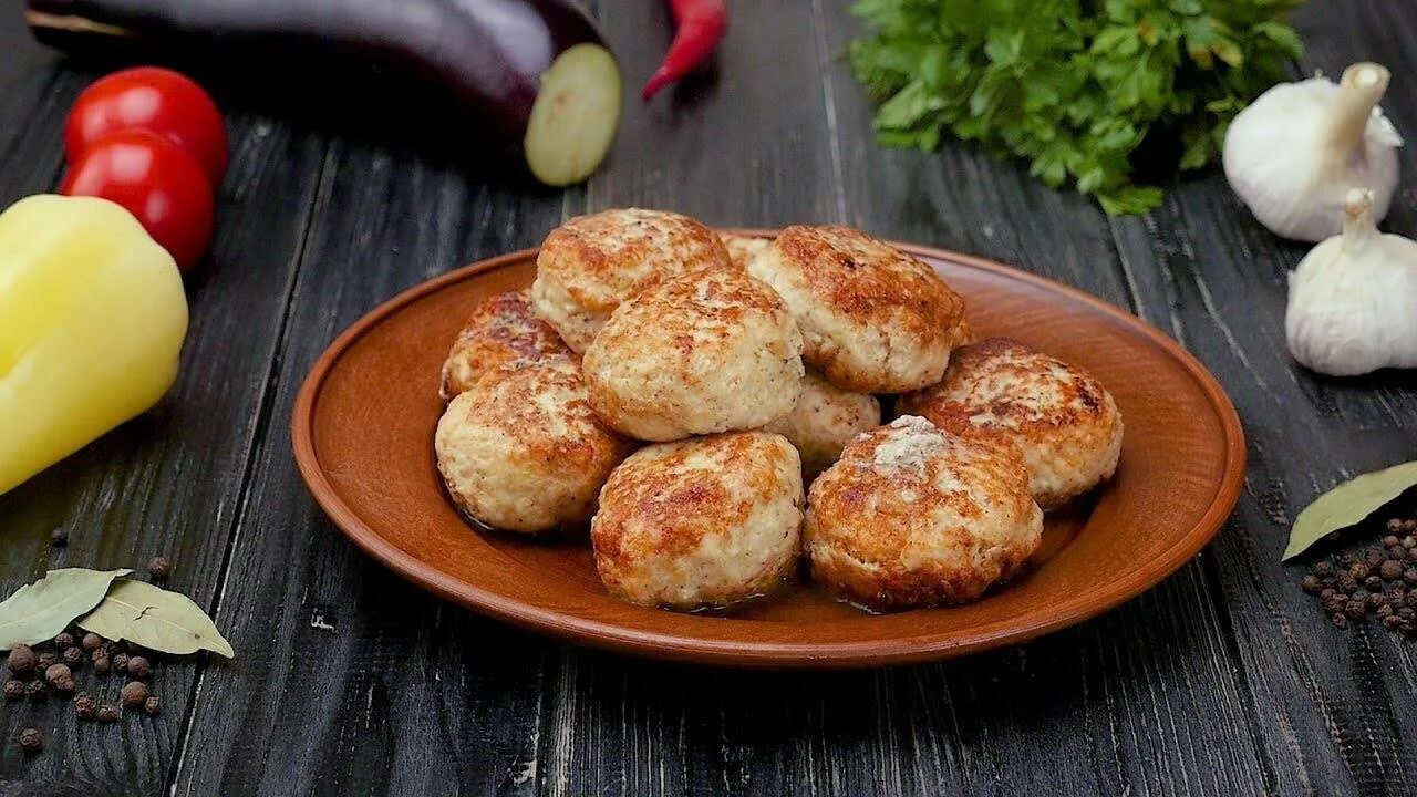 Куриные биточки. Куриные котлеты. котлеты куриные домашние. биток куриный. куриная котлета домашняя.