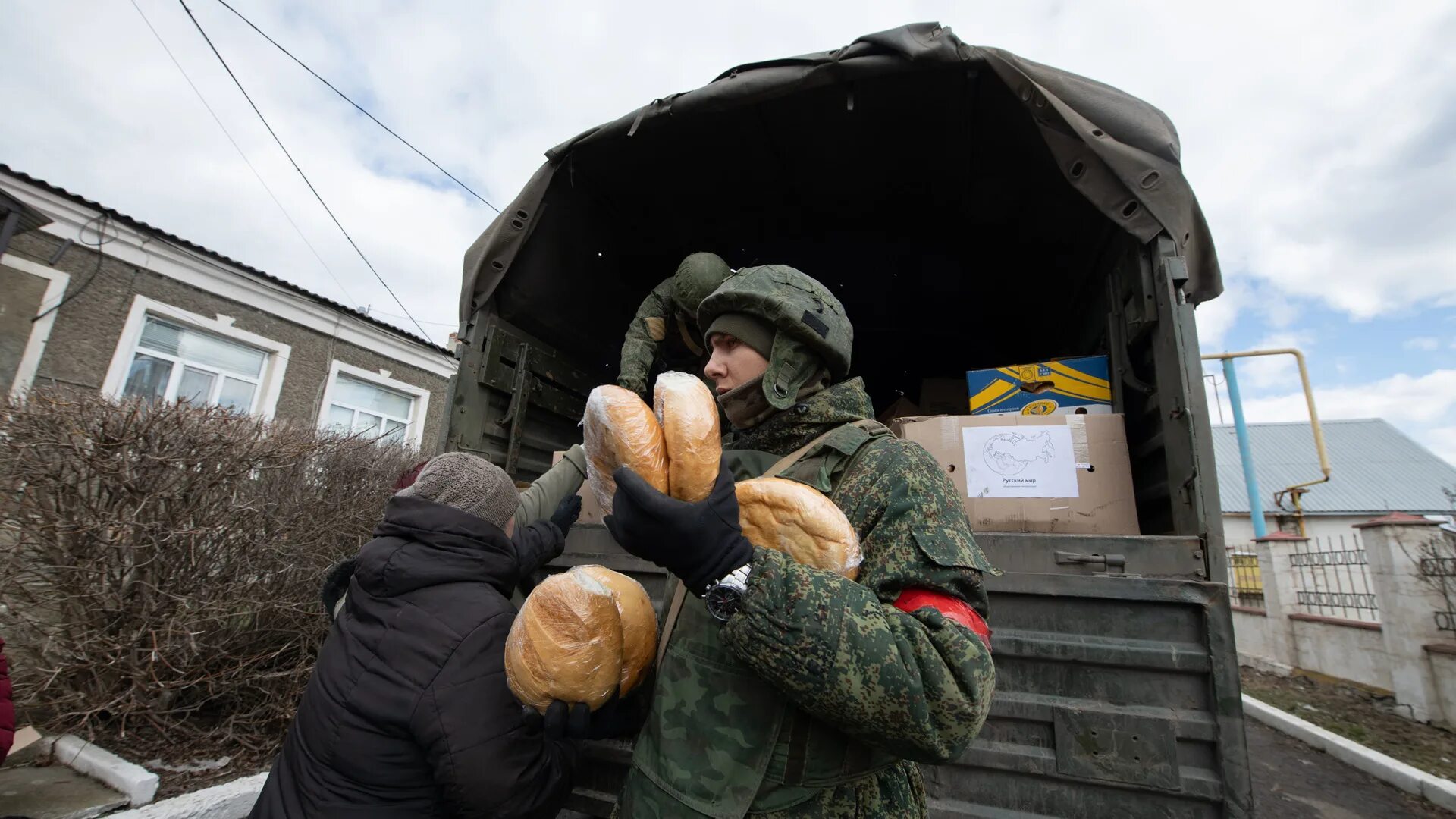 Гуманитарная помощь военным на Украине. Коридоры Гуманитарные Донбасс. Раздача гуманитарной помощи на Украине. Гуманитарная помощь Новороссия. Оставила россия украину