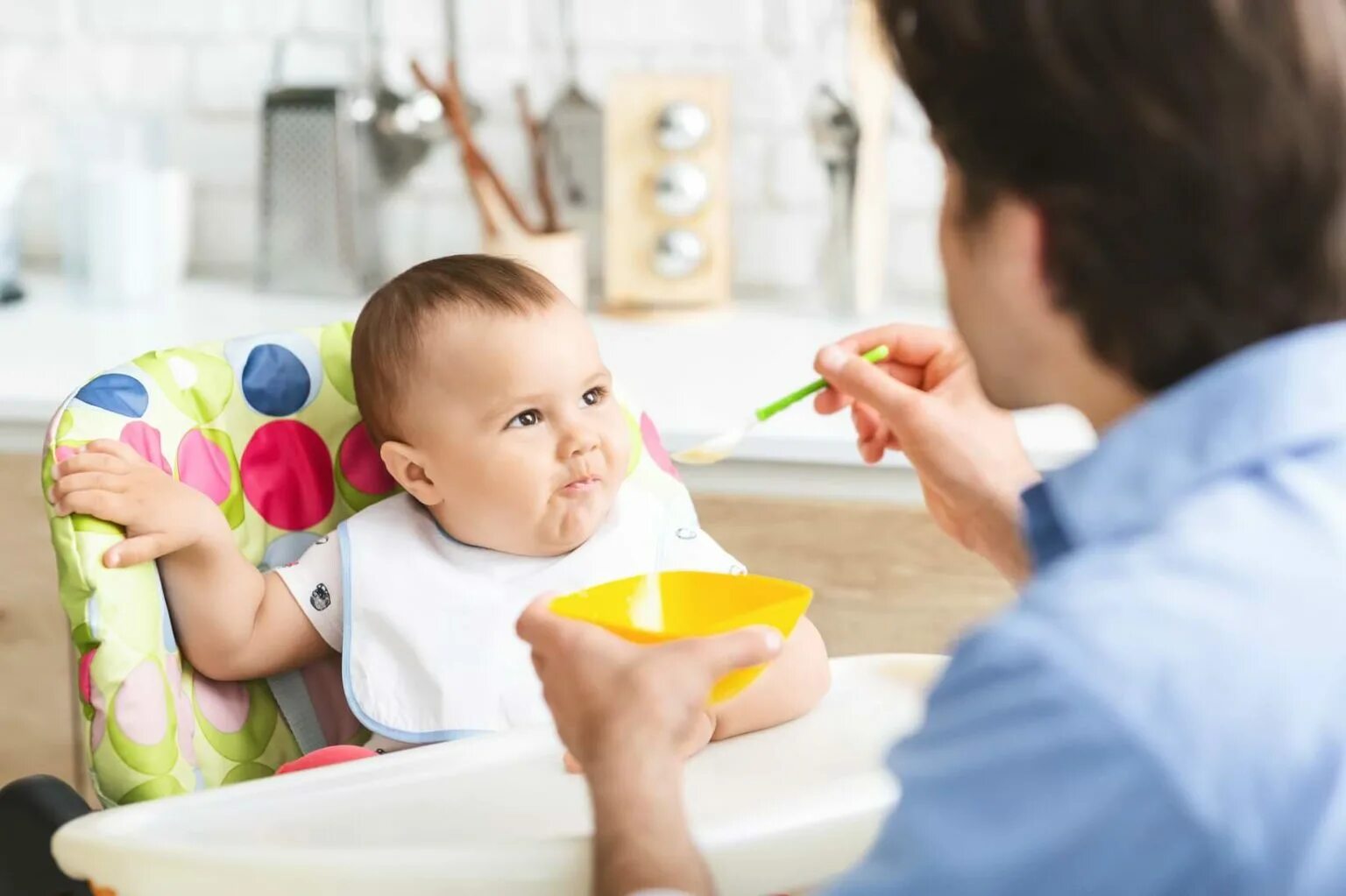 Ребенок 5 месяцев кормят с ложечки. Идеальный ребенок. Baby hungry. Ребенок кушает. Первый прикорм красивые фото.