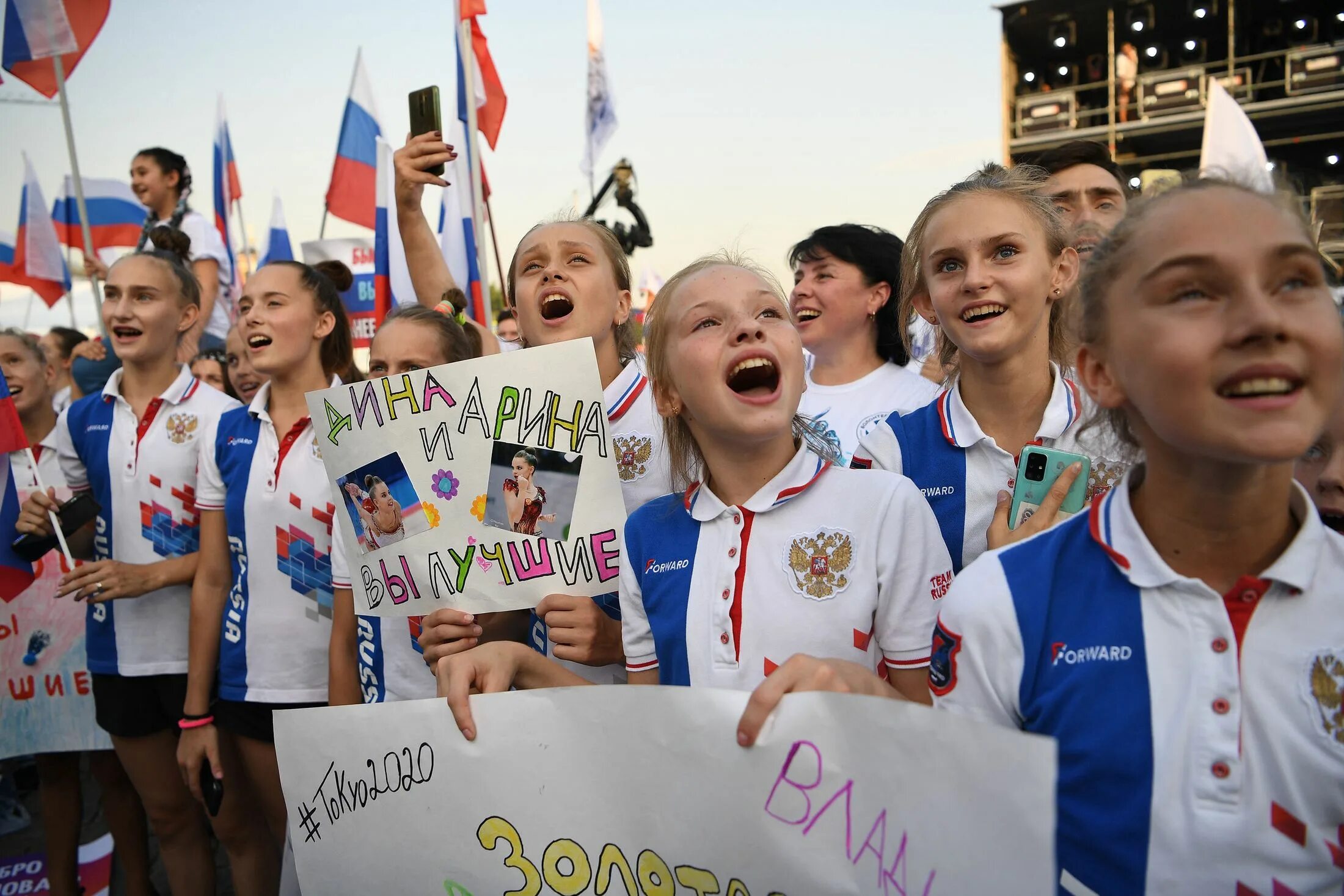 Успешно выступили спортсмены. Чествование российских олимпийцев в Москве. Встреча олимпийцев в Москве. Олимпийцы на красной площади. Встреча спортсменов.