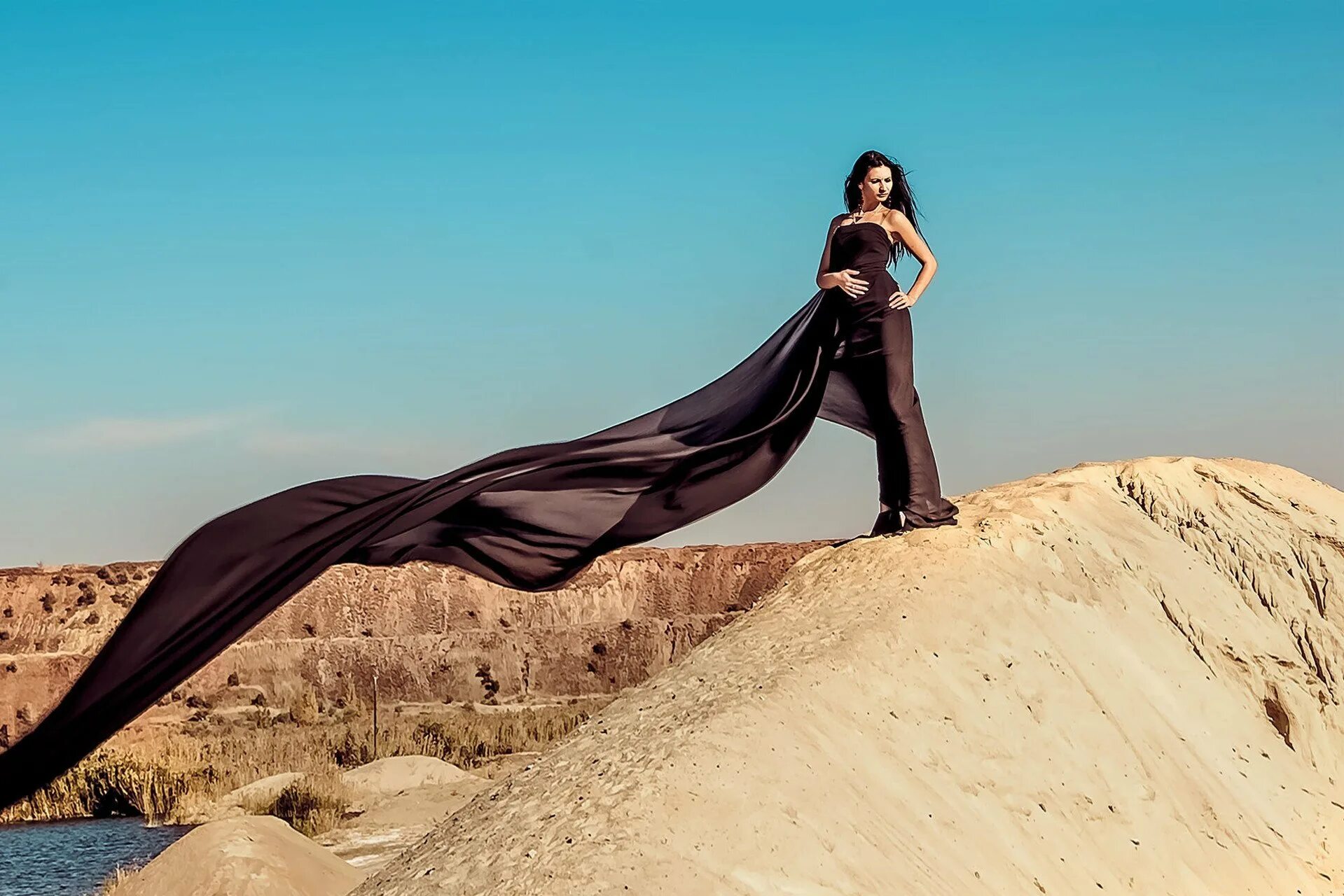 Фотосъемка в пустыне. Развивающееся платье. Фотосессия в длинном платье. Платье для фотосессии в пустыне.