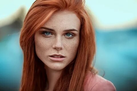 Рыжеволосая девушка с веснушками
