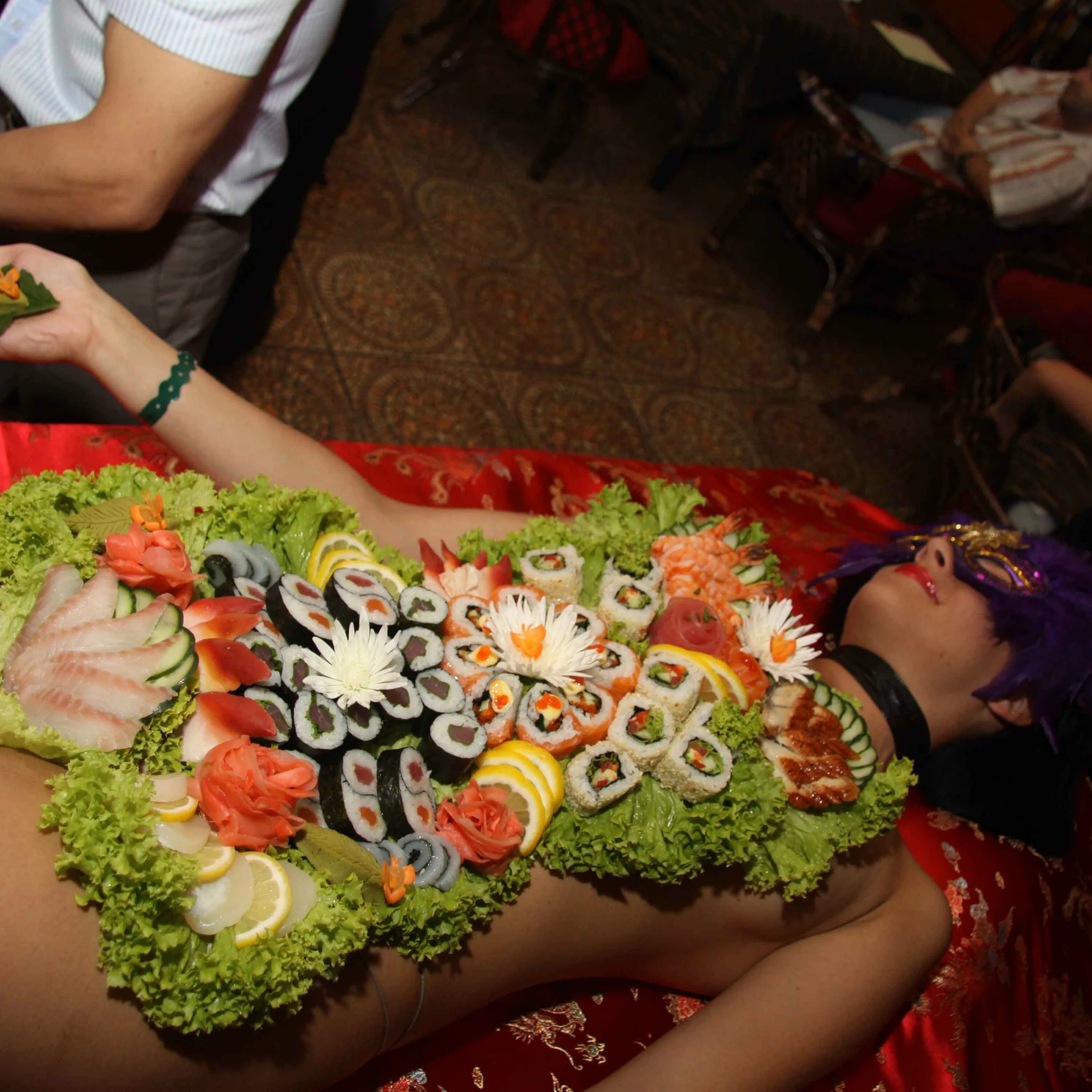 Еда на девушке как называется. Ресторан nyotaimori япония. ниотамори мужчина. суши с тела девушки. суши на девушке.