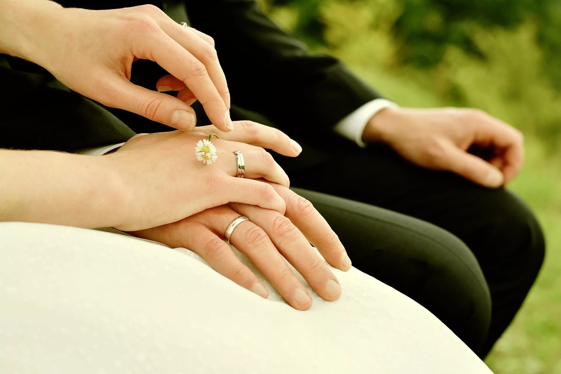 Кольцо брак на какой руке. Свадебные кольца. Кольцо на руке. Обручальные кольца на руках. Одевает кольцо.