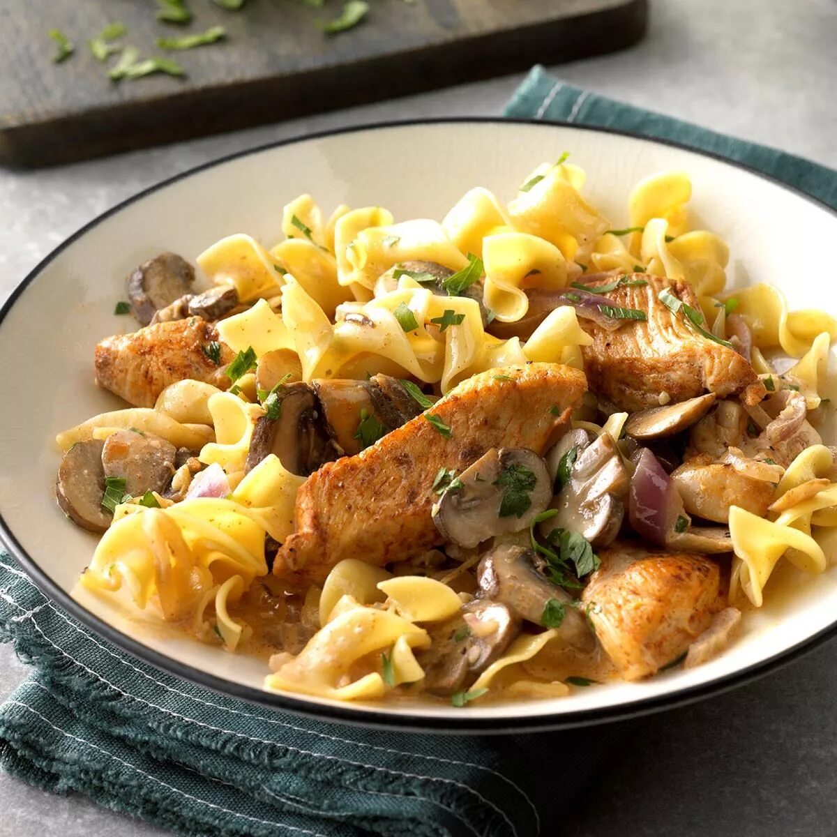 Куриный бефстроганов. Бефстроганов из курицы с грибами. chicken stroganoff. stroganoff beef/chicken. бефстроганов с курицей.