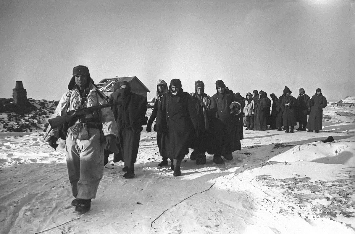 Бой в плену. Сталинградская битва пленные немцы. Сталинградская битва немецкие военнопленные. Сталинград 1943 пленные немцы. Немецкие военнопленные 1942 Сталинград.