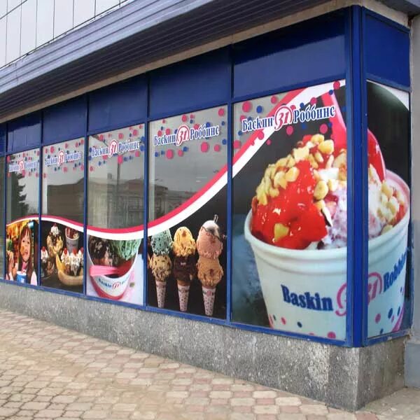 Рекламные наклейки на окна магазина продукты. Продуктовые окна. Продуктовые окна. Реклама на окнах магазина. Рекламные баннеры на окнах магазина.