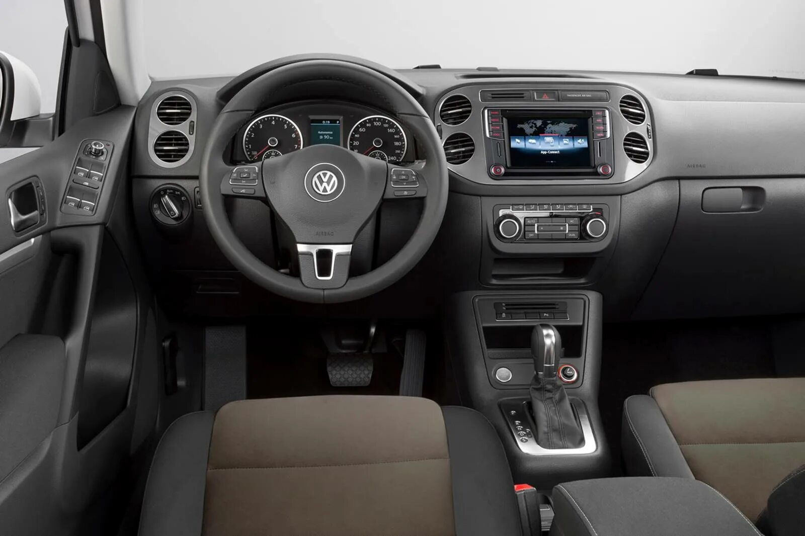 Volkswagen tiguan салон. Фольксваген Тигуан 2012 салон. Tiguan 2008 салон. Volkswagen Tiguan 2008 салон. Tiguan 2014 салон.