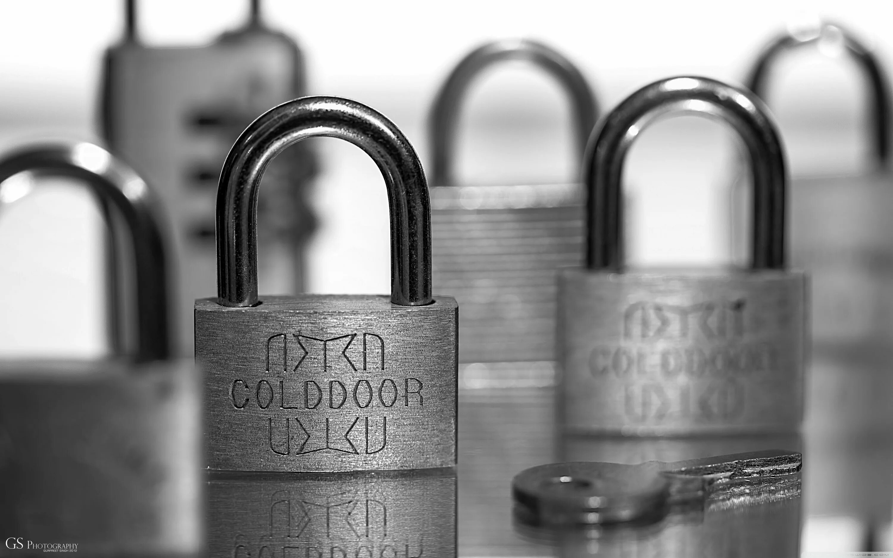 Под замком 3. Информационная безопасность. Замок цепи фон. Под замком 3. Конфиденциальность без фона.