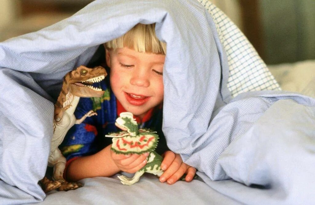 Почему дети не хотят спать. Ребенок под одеялом. Ребенок не хочет спать. Ребенок в одеяле. Ребенок в пледе.