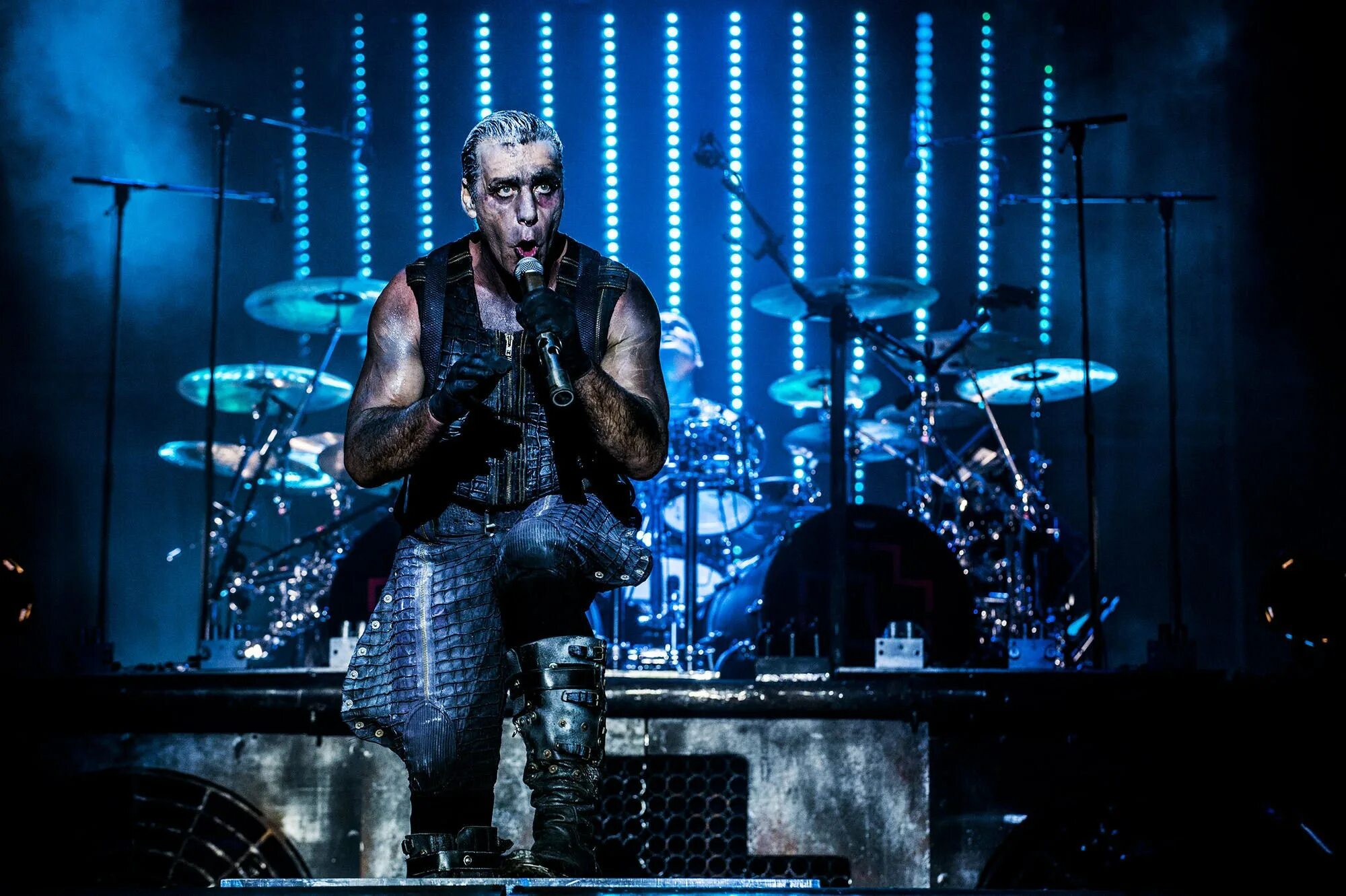 Lindemann sport перевод. Rammstein Тилль Линдеманн 2016. Линдеманн концерт. Lindemann 2021. Тилль Линдеманн на концерте.