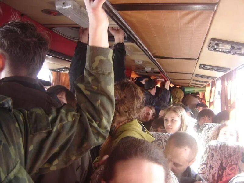В автобусе более одного пассажира. Пассажиры в пазике. солдат в автобусе. переполненный пазик. военный автобус.